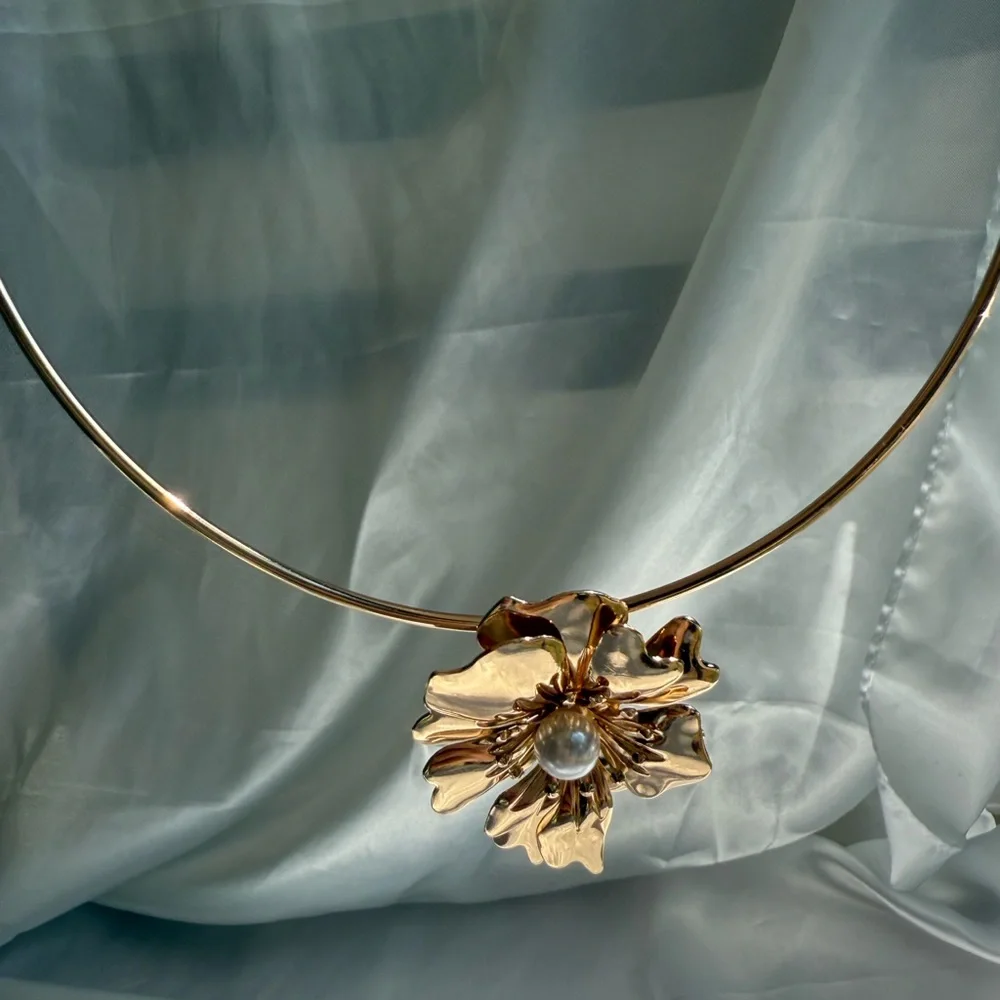 Zara lux unique adjustaby Gold Flower Necklace - Picture 4 of 10